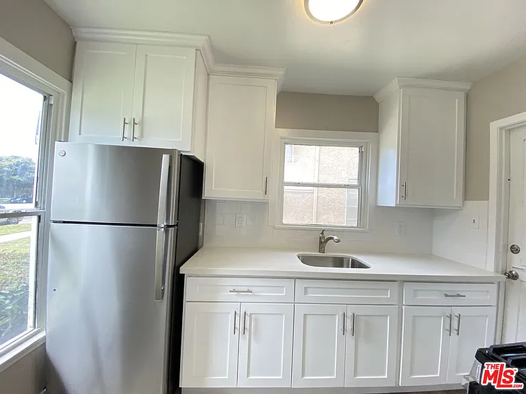2620 S Barrington Ave — Photo 8
