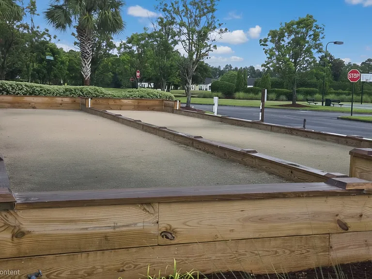 Horsehoe/bocce pits