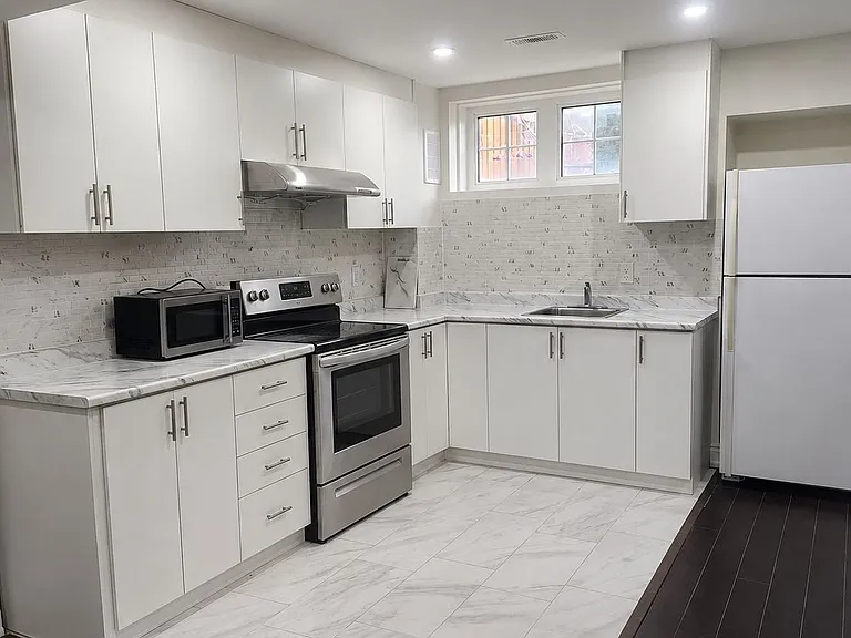 404 Nairn Cir #BASEMENT — Photo 1