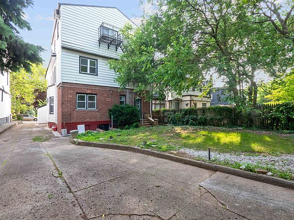 3rd image of 128 Bentley Ave