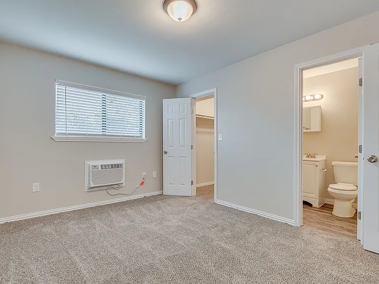 Oak Street Flats: Ranch Style Fully Remodeled Come Check Us Out — Photo 32
