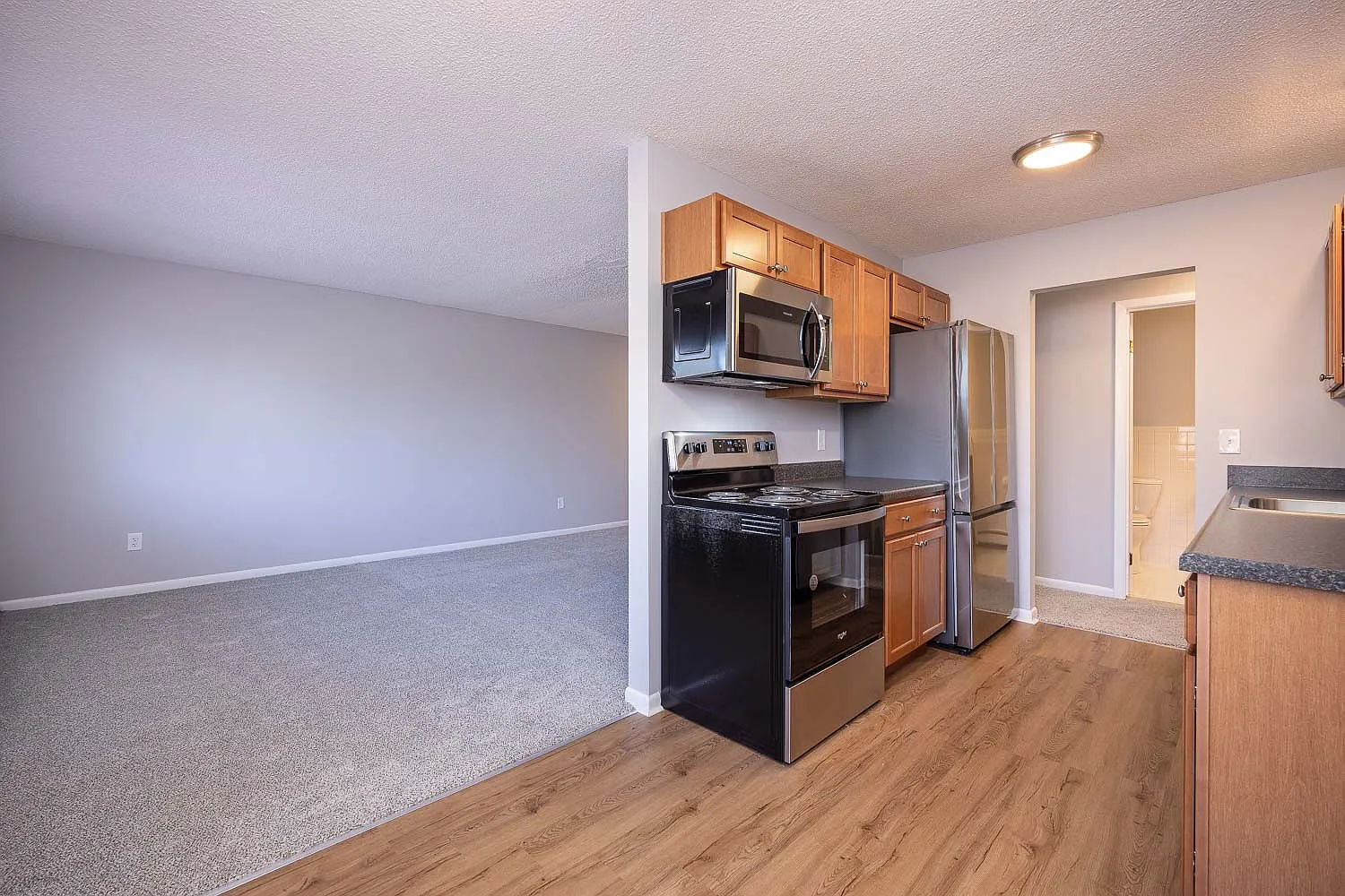 Oakwood Manor Apartments — Photo 4