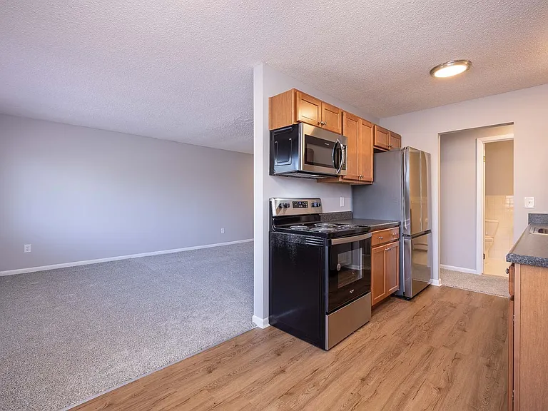 Oakwood Manor Apartments — Photo 4
