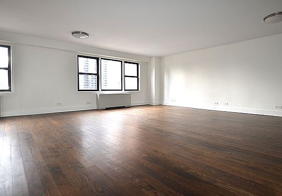3rd image of 220 E 63rd St APT 12A