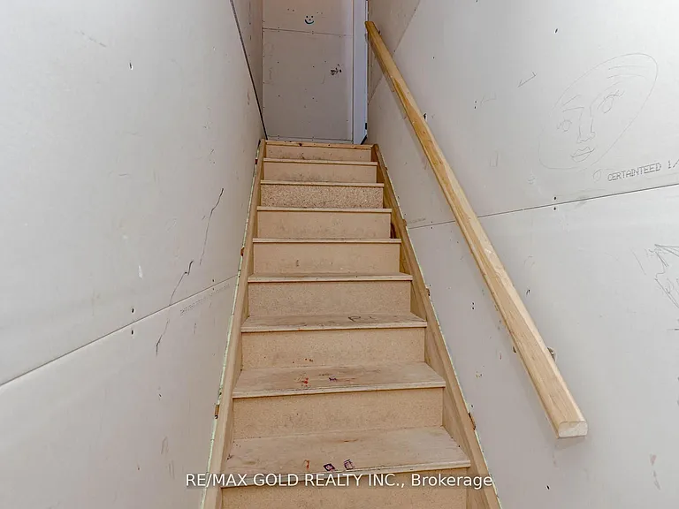 240 Birkinshaw Rd — Photo 44