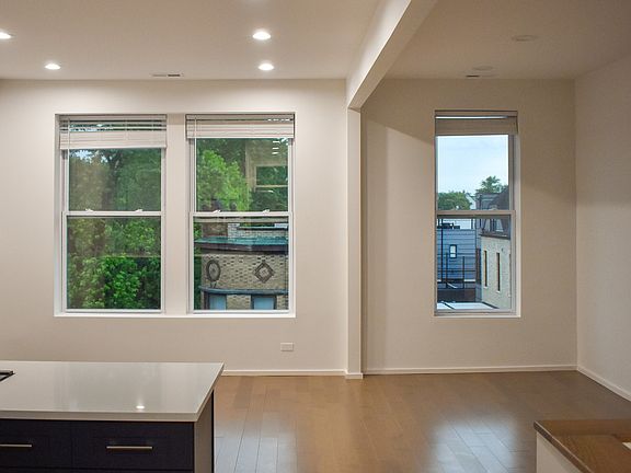 3rd image of 2057 N Hoyne Ave #3