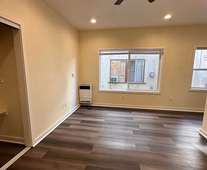 225 W 25th St — Photo 19