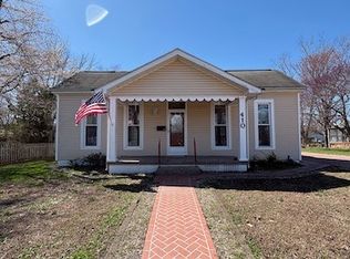 410 S Walnut St, Carmi, IL 62821