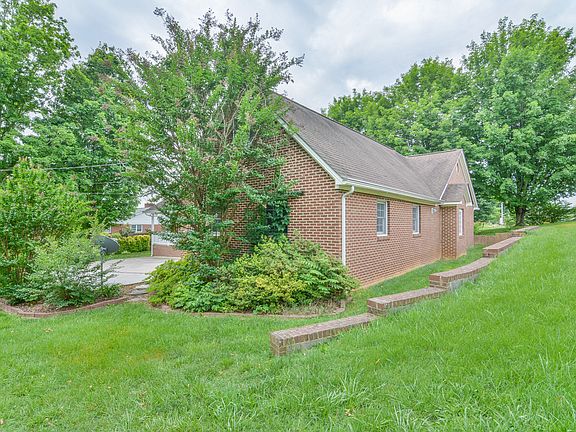 2nd image of 2031 North Ln