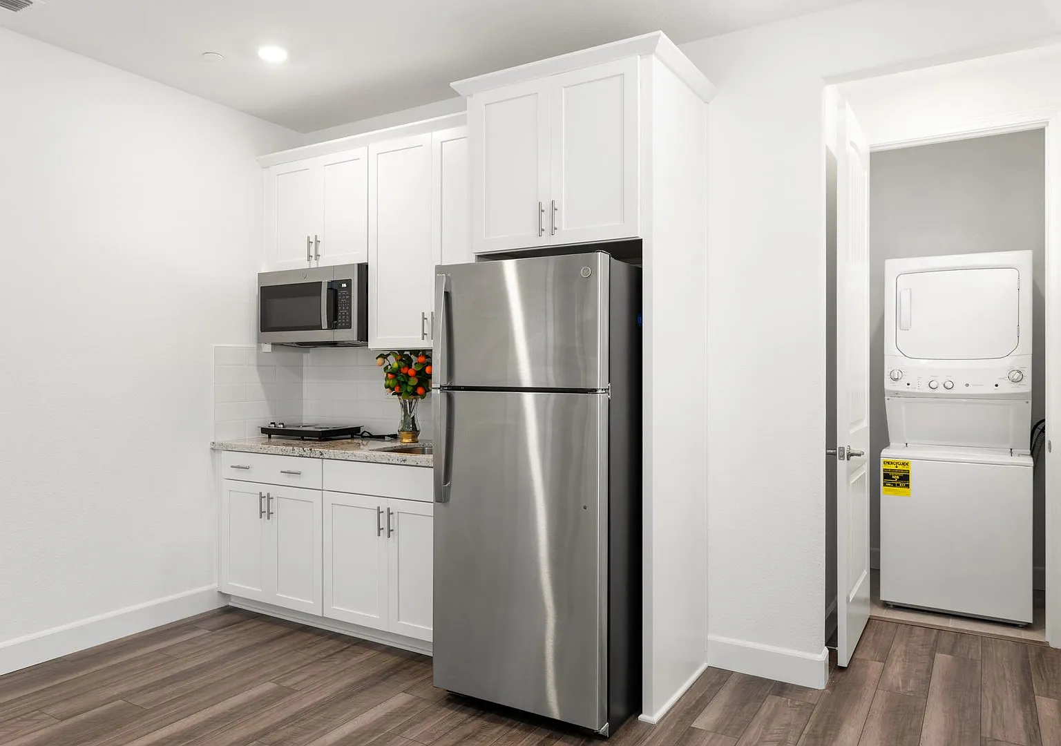 Gorgeous 1 Bed, 1 Bath Property — Photo 2