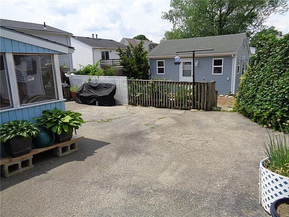 3rd image of 197 Juniper St