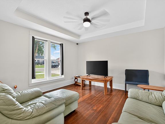 4th image of 302 1st St NW