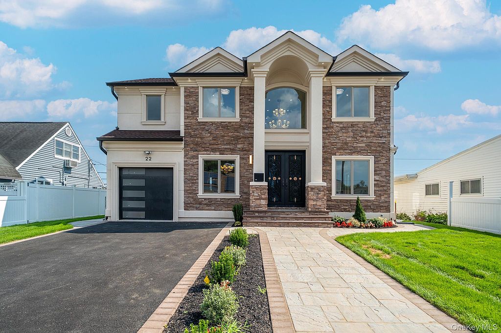 5-bedroom house for sale in Hicksville