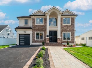 22 Sleepy Ln, Hicksville, NY 11801
