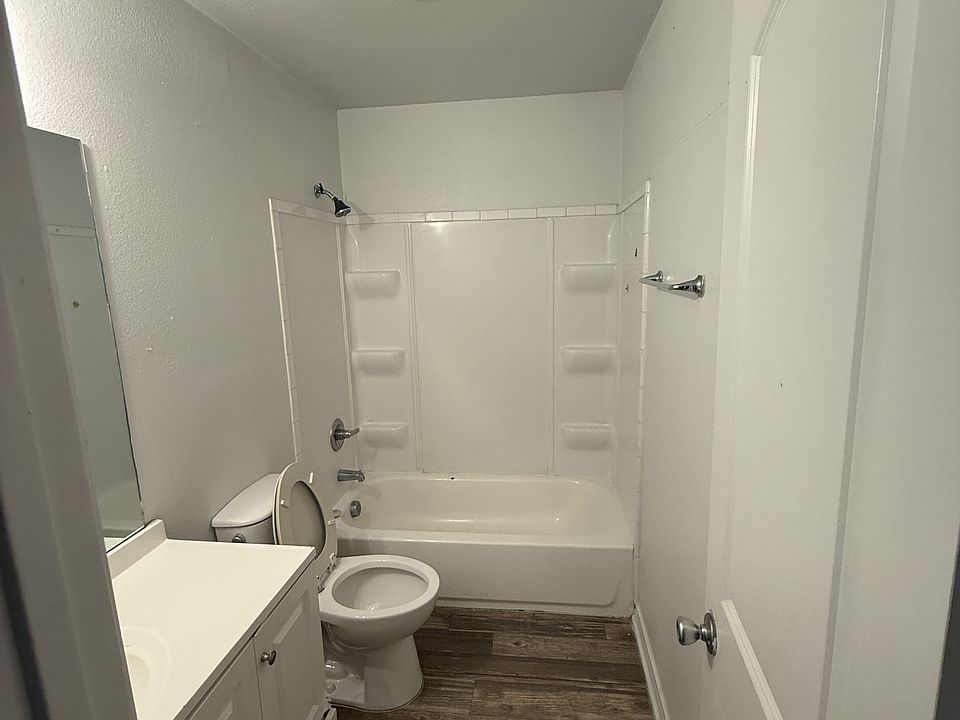 2nd image of 2903 Clarksville St #5-109