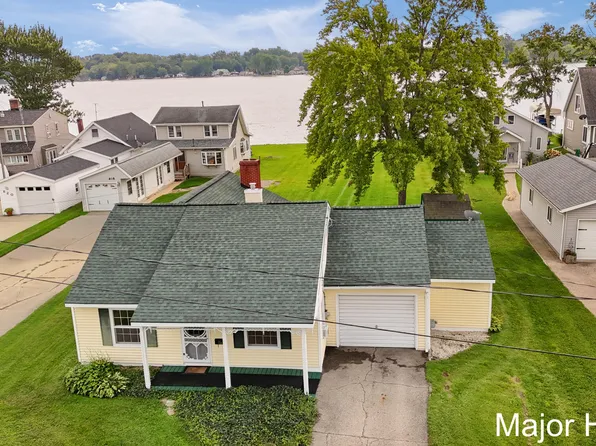 734 Lakeview Dr, Lake Odessa, MI 48849