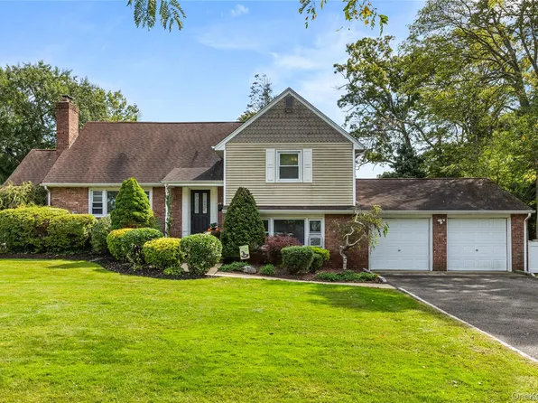 19 Gamecock Lane, Babylon, NY 11702