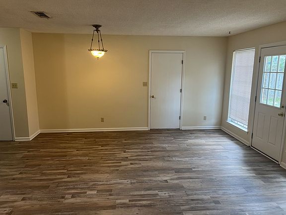 5th image of 4050 Claiborne Cir