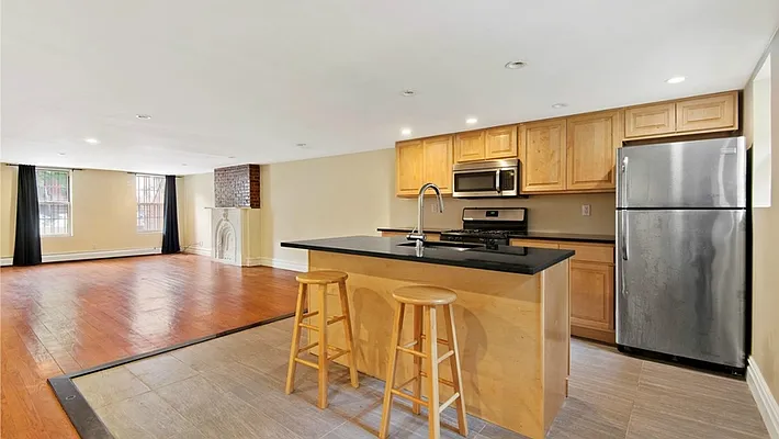 Rented by Park Property Advisors | media 17