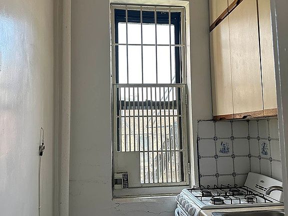 3rd image of 311 E 90th St APT 5D