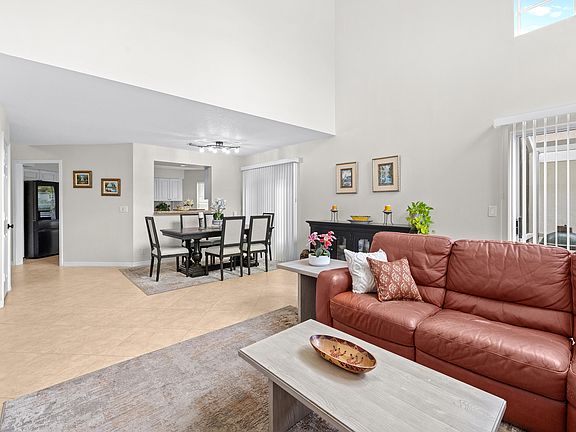 4th image of 218 W Canterbury Dr W