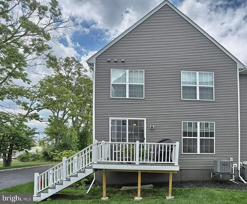 3 bed, 2586 sqft, $2,695 — Photo 2