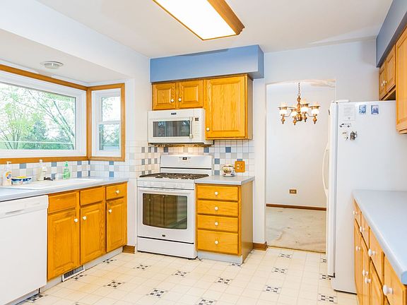 2nd image of 40 Kingsport Dr