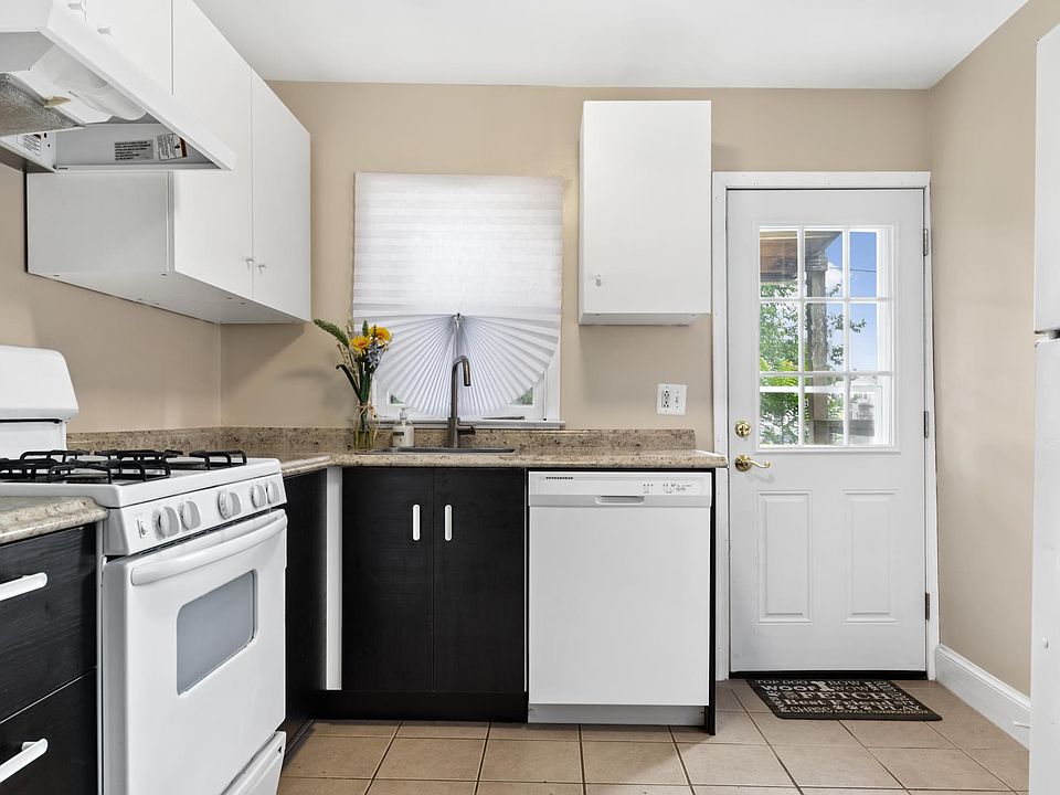 1st image of 455 1/2 Locust Ave
