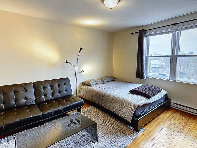 402 Highland Ave — Photo 1