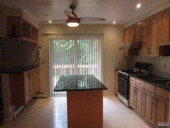 3rd image of 16 Natmark Ct