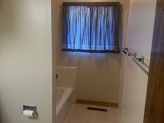 5th image of 318-320 Kimble St #318