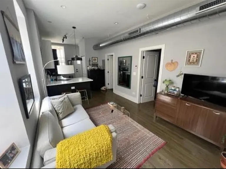 1317 W Erie St #1R — Photo 2