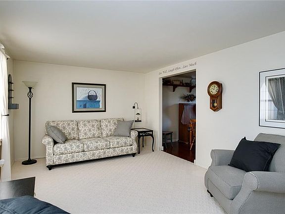 4th image of 366 Allanhurst Ave