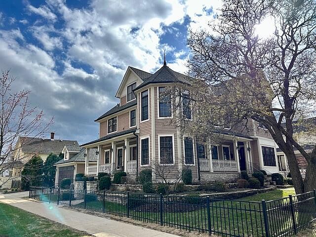 2nd image of 208 W Benton Ave