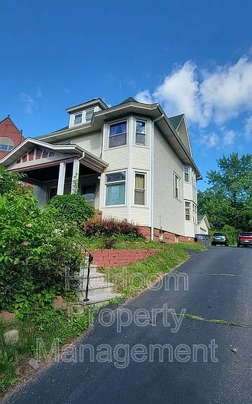 1817 E 1st St #3 — Photo 9