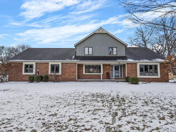 1319 Oak Crest Dr, Green Bay, WI 54313