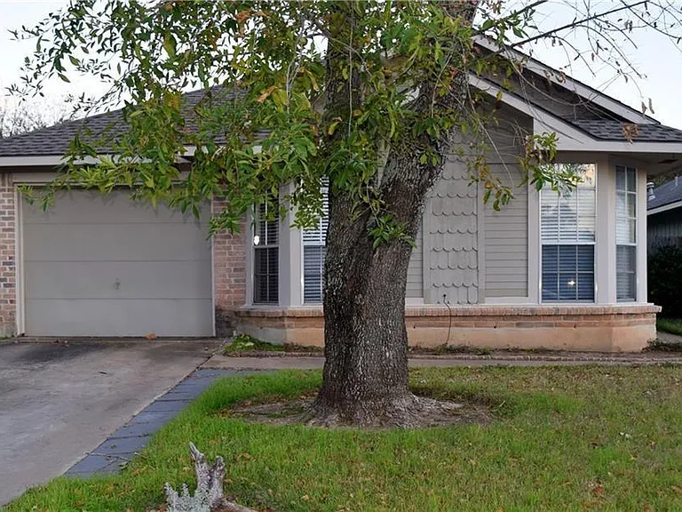 16819 Village Oak Loop — Photo 1
