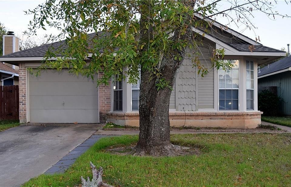 1st image of 16819 Village Oak Loop