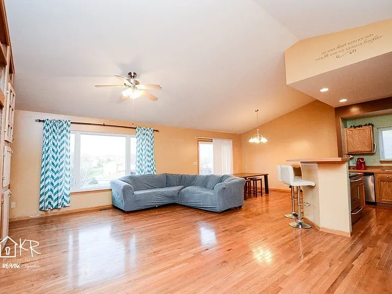 631 Tall Grass Dr — Photo 4