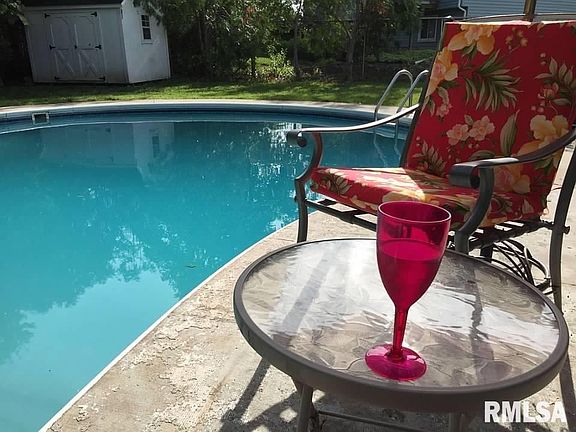 3rd image of 1121 Karenoaks Dr