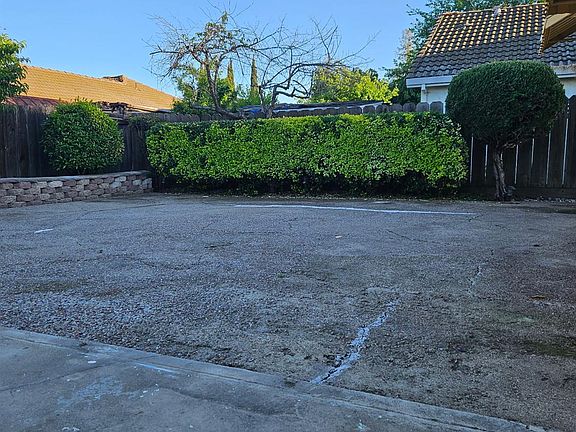 4th image of 8118 Chateau Dr