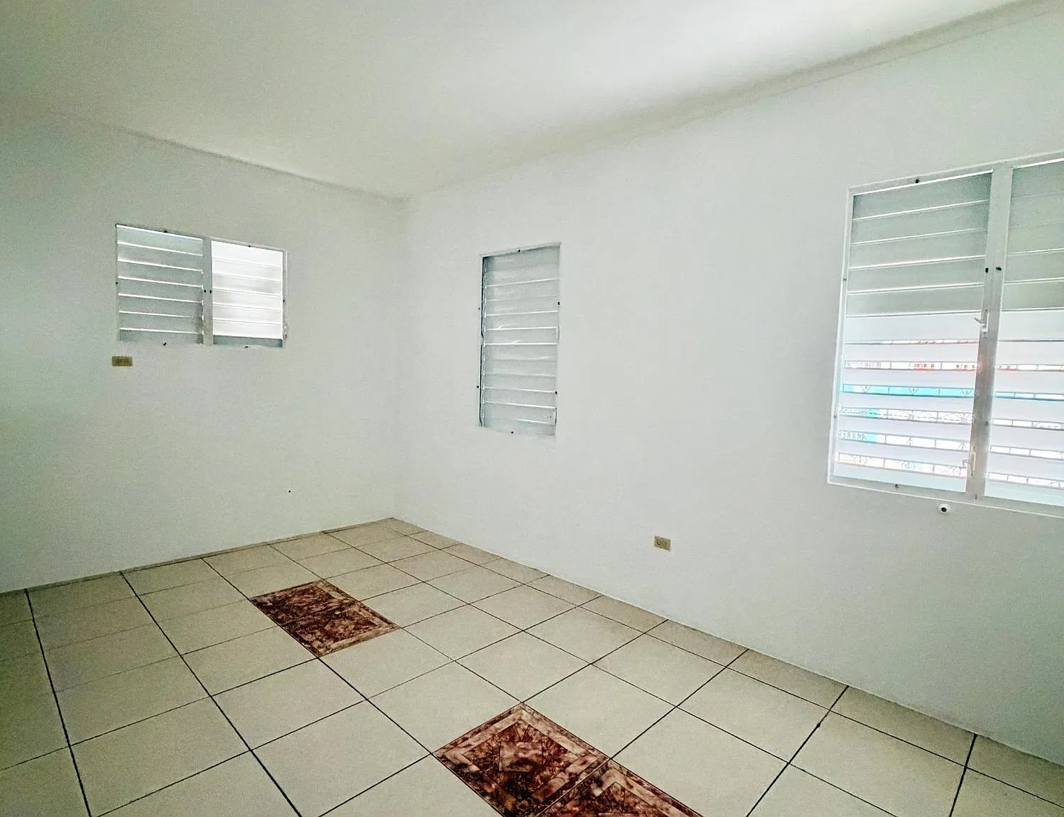 3 bed, 1.0 bath, 750 sqft, $800 — Photo 2