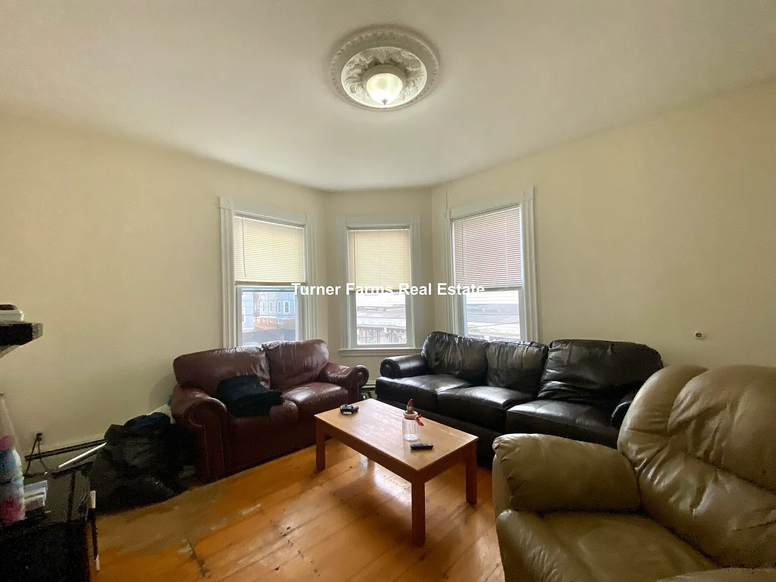 4 bed, 1.5 bath, 9999 sqft, $3,000 — Photo 2