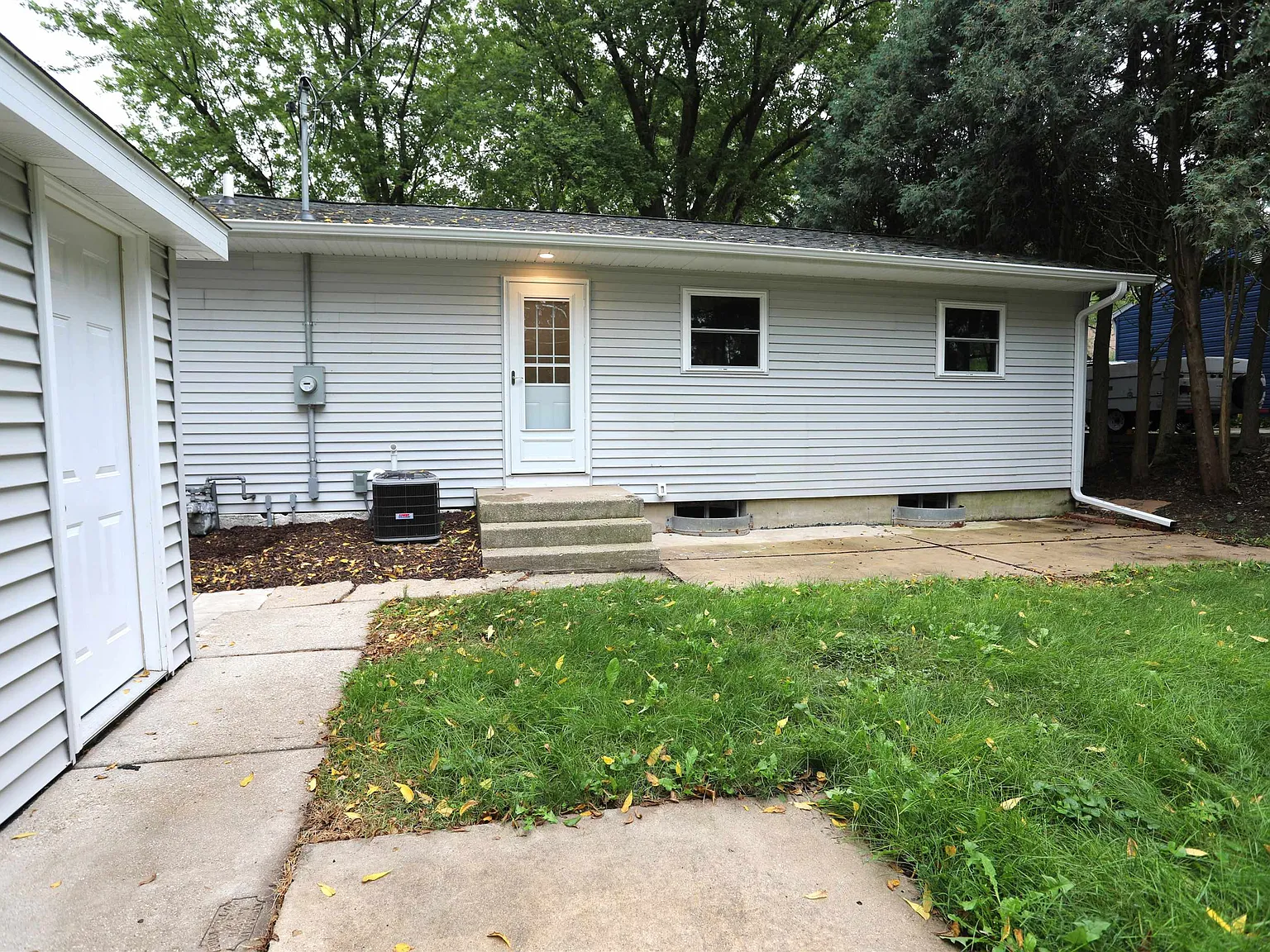 3 bed, 2.0 bath, 1437 sqft, $2,100 — Photo 3