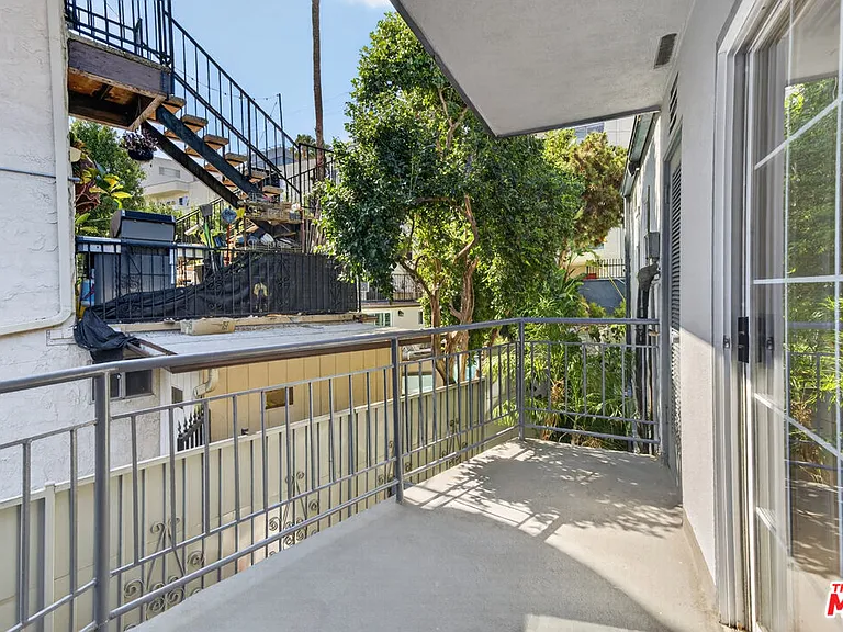 1301 N Flores St #4 — Photo 32