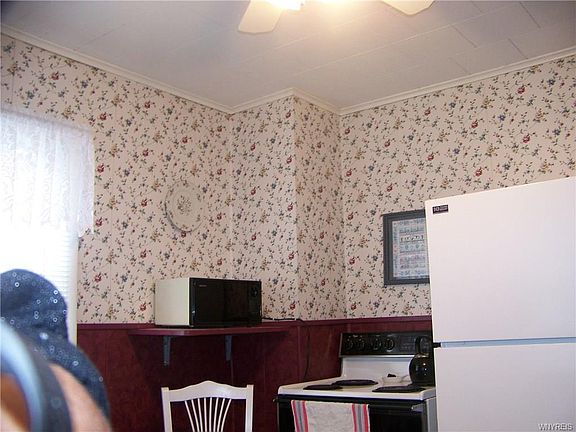 5th image of 129 Mayer Ave
