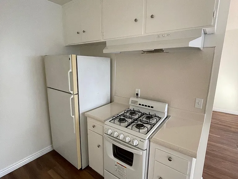 70 N Meridith Ave #6 — Photo 6