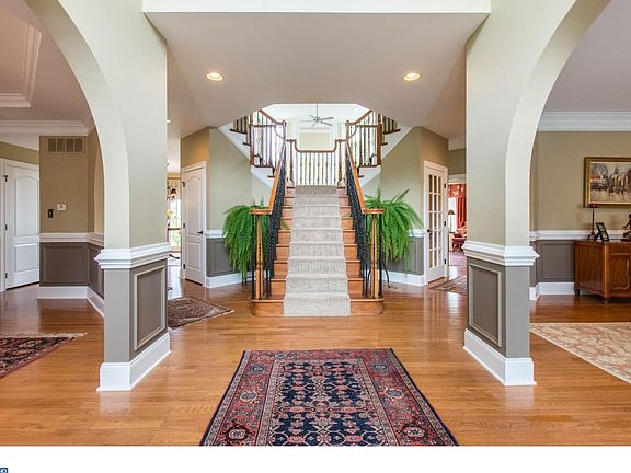 2nd image of 527 Chariot Ct