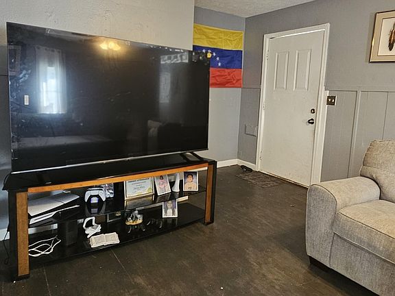 5th image of 2710 Ellison Ave