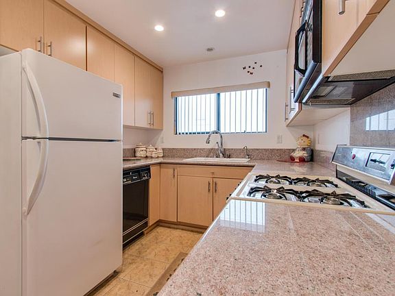 5th image of 500 E Lexington Dr APT 201